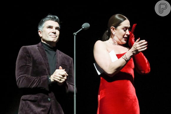 Claudia Raia apresentou premiação de 'Melhor Ator' no Prêmio Bibi Ferreira para Tarcísio Meira, pelo musical 'O Camareiro', seu último trabalho antes de morrer