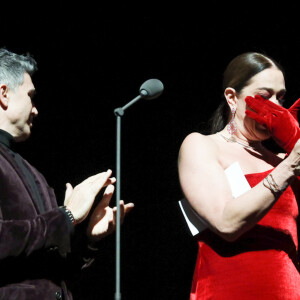 Claudia Raia se emocionou no anúncio do maior prêmio musical brasileiro a Tarcísio Meira e Sérgio Mamberti, que morreram no meio do ano
