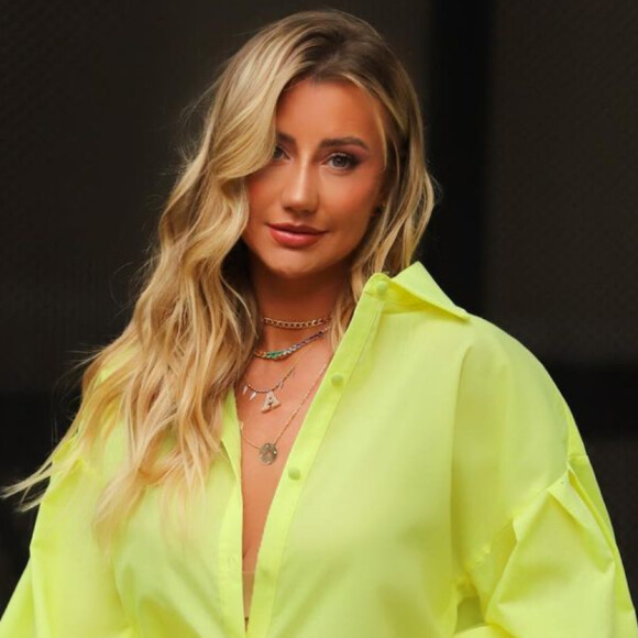 Ana Paula Siebert arrancou elogios dos fãs ao posar com o look neon