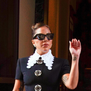 No entanto, o look vermelho de Lady Gaga gerou comparações com a ex-presidente Dilma