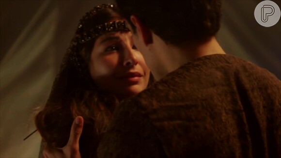 'Gênesis': Tamar (Juliana Xavier) suplica para não ser levada de volta para casa do pai. 'Vocês são minha família'