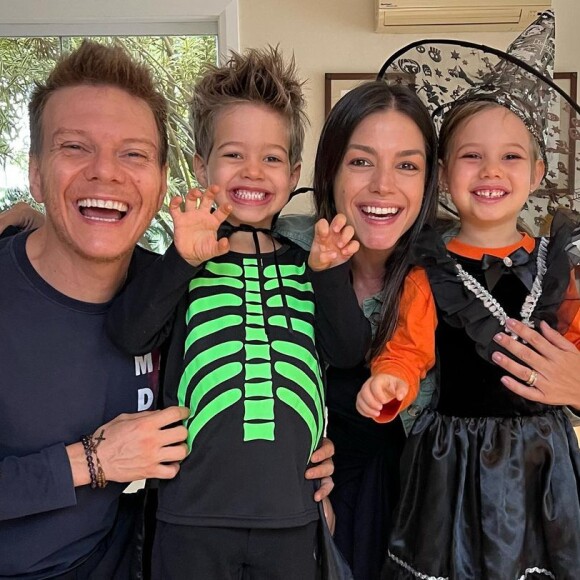 Thais Fersoza e Michel Teló fizeram o primeiro Halloween com a família em casa