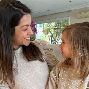 Thais Fersoza combinou look com a filha, Melinda, e encantou os fãs