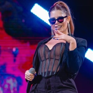 Marília Mendonça usou conjunto de alfaiataria com blazer cropped e corset