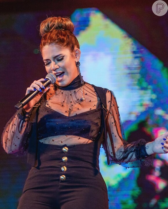 Marília Mendonça optou por calça com suspensório usada com top e transparência em show