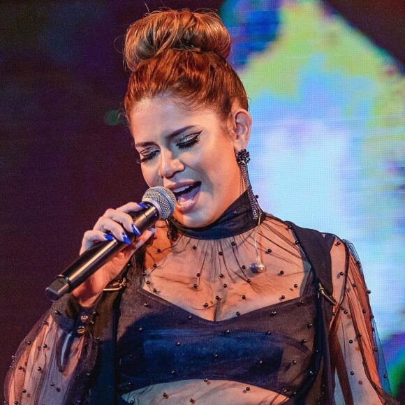 Marília Mendonça optou por calça com suspensório usada com top e transparência em show