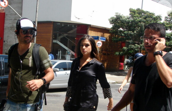 A morena chegou acompanhada da equipe para gravar em São Paulo