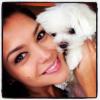 A atriz posou com sue cãozinho e compartilhou o registro nas redes sociais. 'Tão indefesos.. Chamego do meu Pookie! E quem tem amor, nos ajude, divulgue e denuncie www.crueldadenuncamais.com.br'