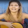 Antes da fama, Marília Mendonça gravava vídeos nos quais se destacava cantando e tocando violão