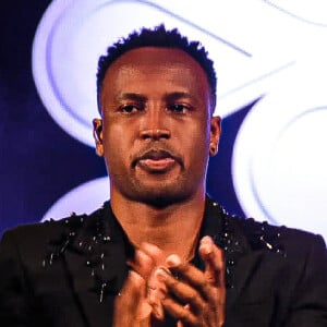 Thiaguinho e músicos de sua banda usaram preto para homenagearem Marília Mendonça e as outras 4 vítimas de acidente aéreo