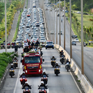 Cortejo do corpo de Marília Mendonça até cemitério foi acompanhado por milhares de fãs