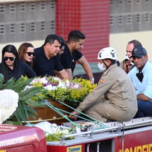 Marília Mendonça foi velada em clima de emoção e cortejo seguiu até o cemitério