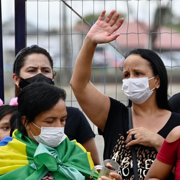 Fãs se despediram de Marília Mendonça em velório e não seguraram choro com a chegada do corpo