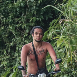 Erika Januza e o filho de Carol Nakamura passearam juntos de bicicleta