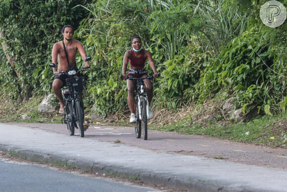 Erika Januza e o filho de Carol Nakamura passearam juntos de bicicleta