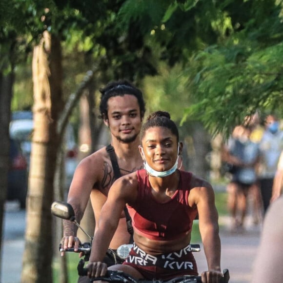 Erika Januza e Juan, filho da Carol Nakamura, fizeram selfies e trocaram beijos