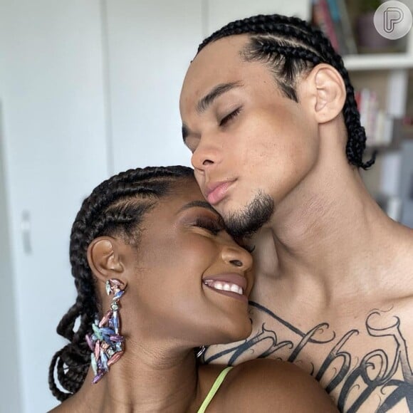 Erika Januza e Juan, filho de Carol Nakamura, estão juntos desde 2020