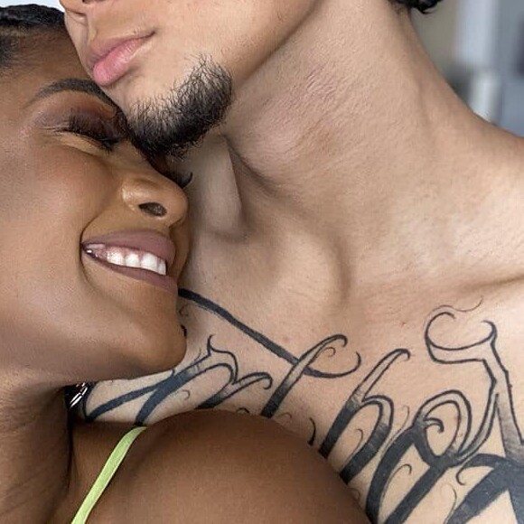 Erika Januza e Juan, filho de Carol Nakamura, estão juntos desde 2020