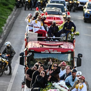 Henrique e Juliano participaram do cortejo fúnebre de Marília Mendonça ao lado de Maiara e Maraisa