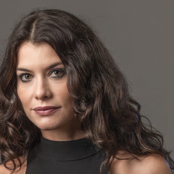 Novela 'Um Lugar ao Sol': Bárbara (Alinne Moraes), inclusive, anuncia que está grávida