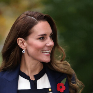 Kate Middleton combinou blusa com calça preta e casaco alongado