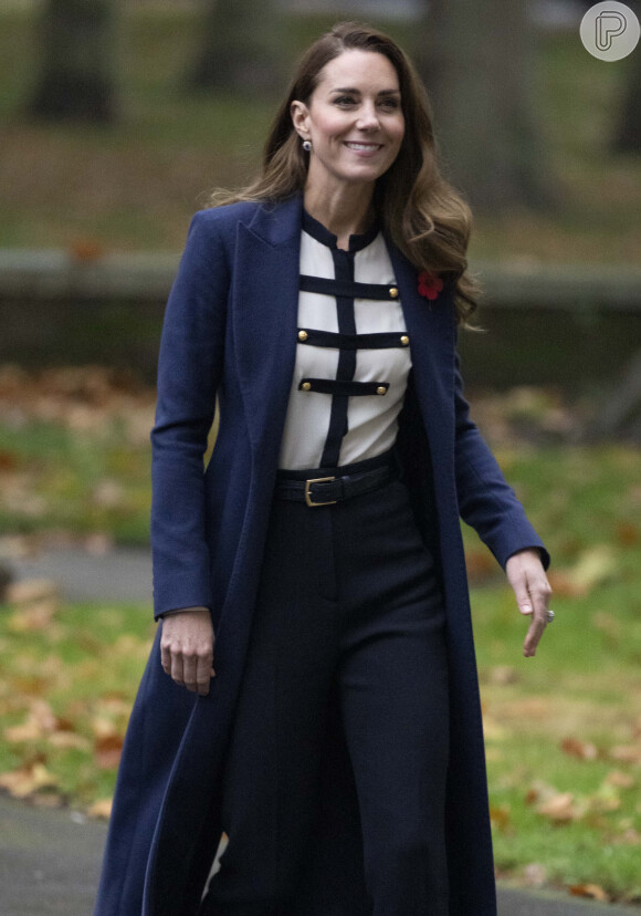 A blusa de Kate Middleton é do estilista Alexander McQueen