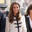 Kate Middleton usou a blusa pela primeira vez em 2011