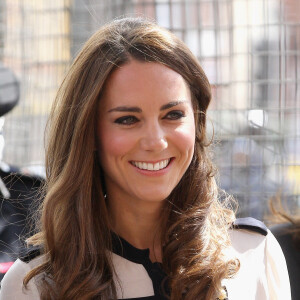 Kate Middleton usou a blusa pela primeira vez em 2011