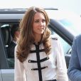 Kate Middleton usou a blusa Alexander McQueen pela primeira vez em 2011