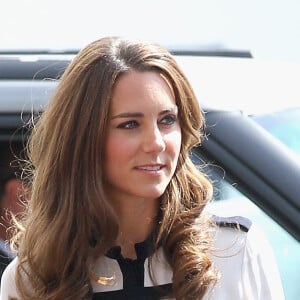 Kate Middleton usou a blusa Alexander McQueen pela primeira vez em 2011