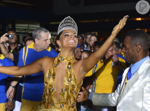Atriz recebe o carinho dos integrantes da escola de samba