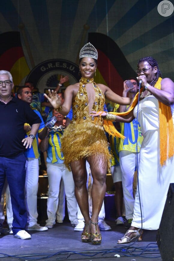 Juliana Alves samba muito ao receber a faixa de rainha de bateria da Unidos da Tijuca, na noite deste sábado (24)
