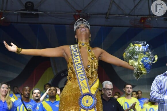 Juliana Alves se emociona durante a coroação