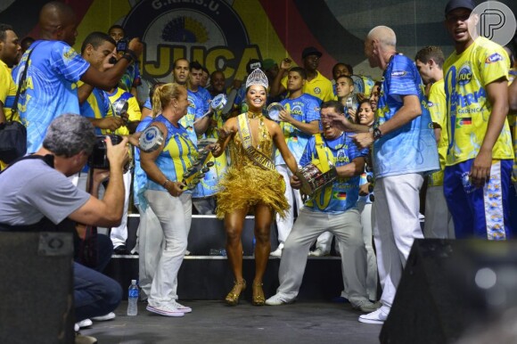 Juliana Alves dança ao som o samba da escola