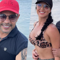 Graciele Lacerda posa de biquíni de oncinha com Zezé di Camargo e barriga chapada chama atenção