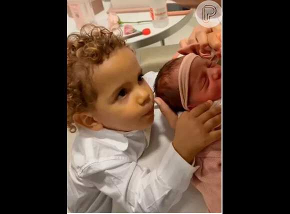 No vídeo de Biah Rodrigues, Theo dá um beijo na cabeça da irmã