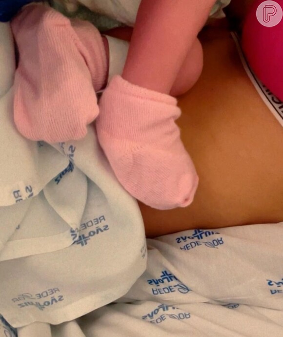 Na quarta-feira (10), Biah Rodrigues postou fotos dos pés da filha para anunciar o nascimento da menina