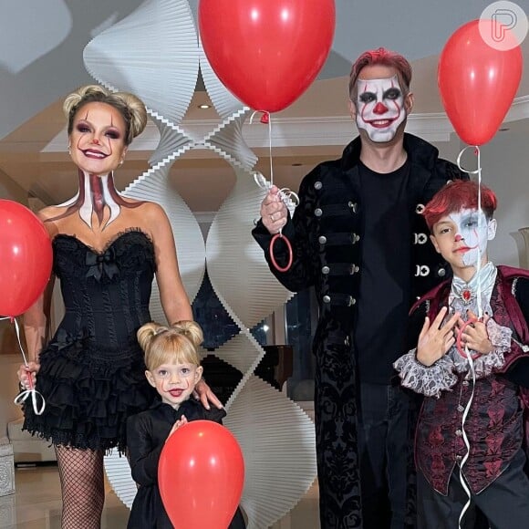 Eliana posa com a família fantasiada antes de festa de Halloween