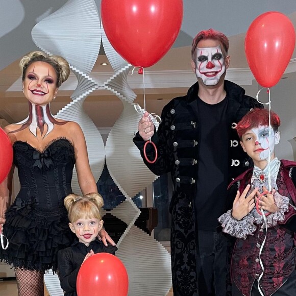 Eliana posa com a família fantasiada antes de festa de Halloween