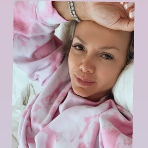 Eliana posa na cama e exibe barriga chapada em foto