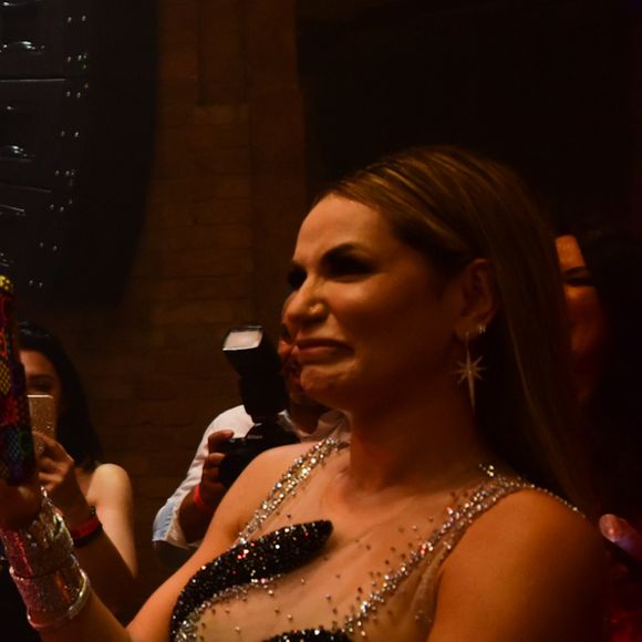 Na festa, Deolane Bezerra se emocionou em homenagem a MC Kevin