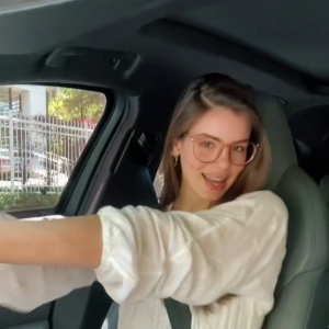 Camila Queiroz canta após ser dispensada da Globo: 'Eu tenho carinha de anjo, mas possuo arquivos que fariam estrago'