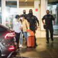 Marina Ruy Barbosa desembarcou em aeroporto de SP cercada por seguranças