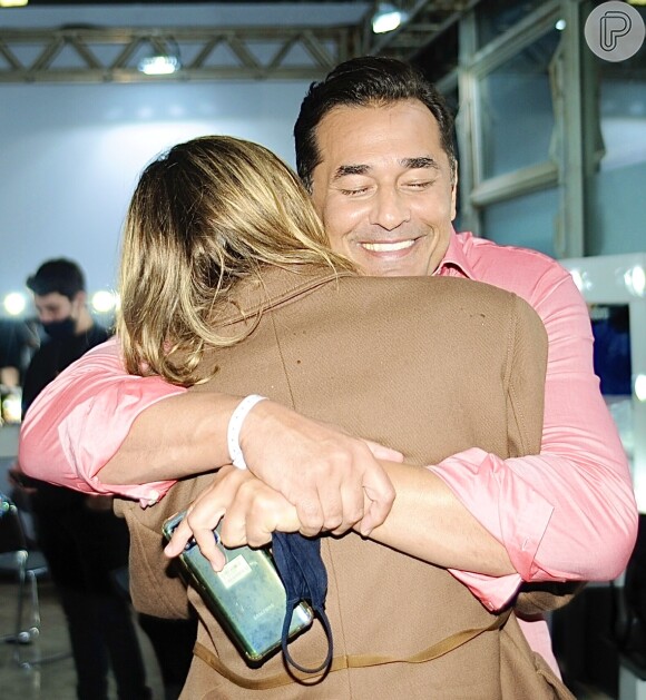 Luciano Szafir ganhou um abraço da filha, Sasha Meneghel