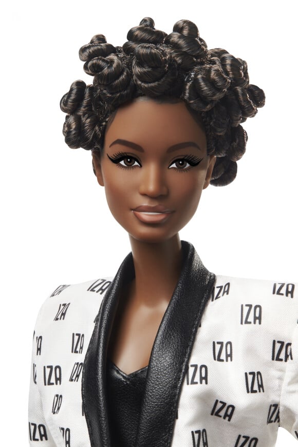 Agora, Iza destacou a semelhança com sua versão em formato de Barbie e avaliou: 'Cabelo igual'