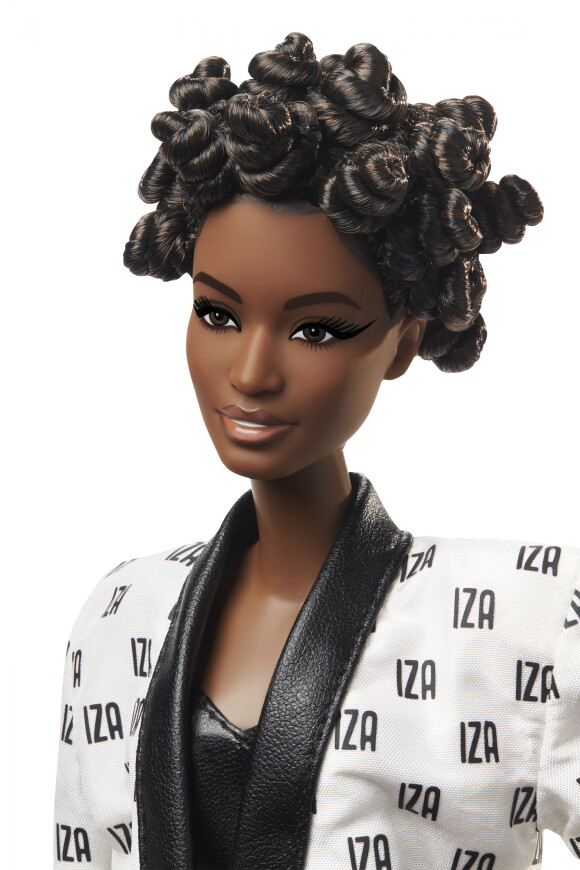 Iza também tentou se vestir igual à sua versão da Barbie para tentar ficar o mais parecida possível