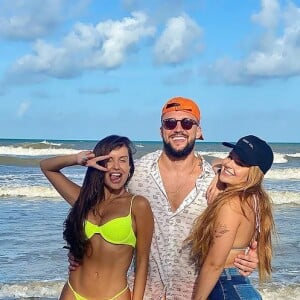 Arthur Picoli e Viih Tube estão viajando com amigos, incluindo a ex-BBB Thaís Braz