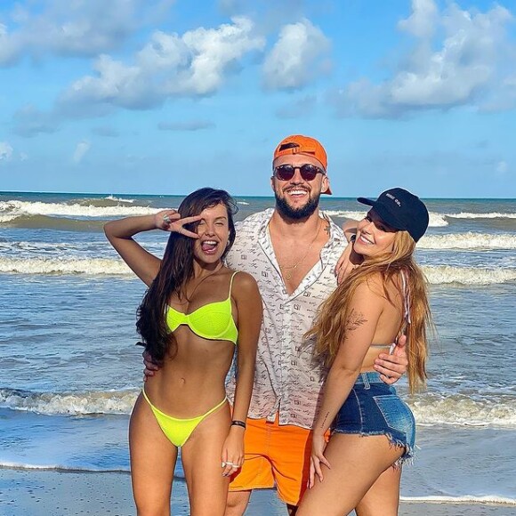 Arthur Picoli e Viih Tube estão viajando com amigos, incluindo a ex-BBB Thaís Braz