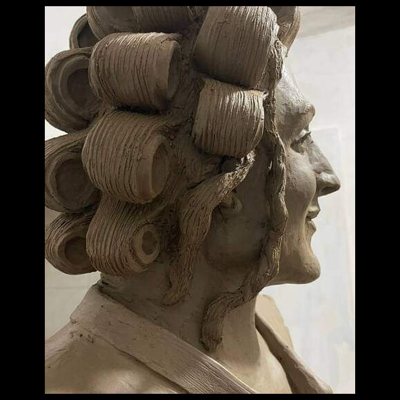 A segunda estátua de Paulo Gustavo é uma homenagem a Dona Hermínia, personagem mais famosa do humorista