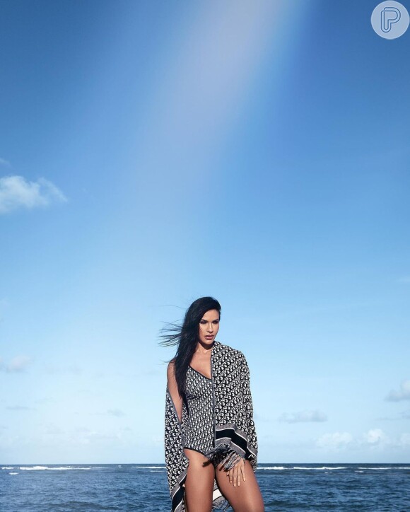 Andressa Suita posa em look praia de grife: o maiô da mulher de Gusttavo Lima é da Dior